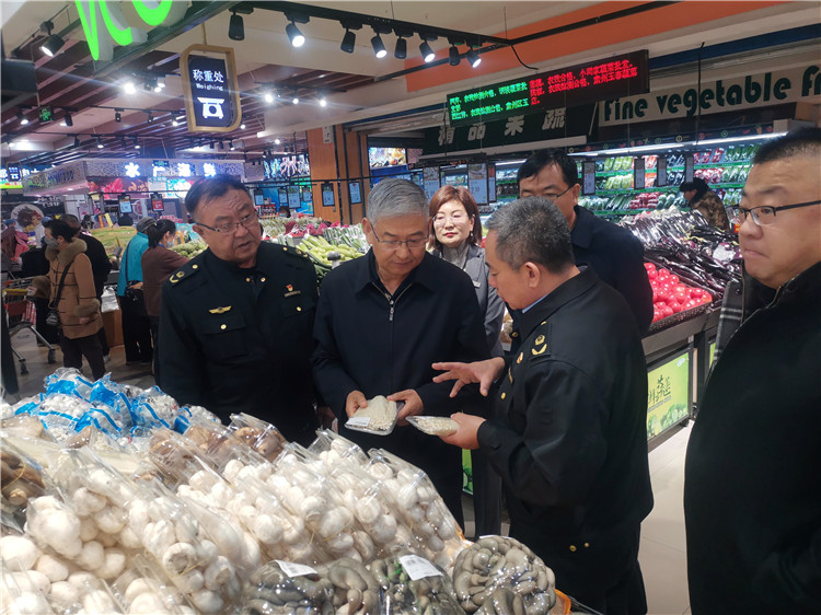圖為市委常委、市紀委書記、市監(jiān)委主任張學(xué)勇調(diào)研食品安全責(zé)任包保企業(yè)西部天地商貿(mào)有限責(zé)任公司.jpg