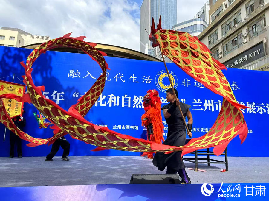 柴宗峰在2025年“文化和自然遺產(chǎn)日”蘭州市非遺宣傳展示活動(dòng)中表演舞獅。人民網(wǎng)記者 焦隆攝