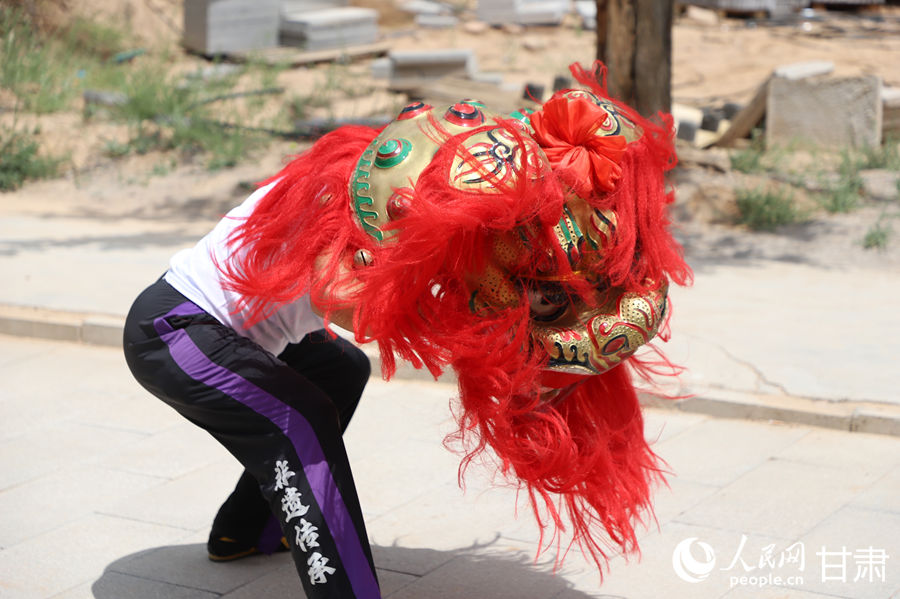 柴宗峰在桃林村展示蘭州北獅風(fēng)采。人民網(wǎng)記者 焦隆攝